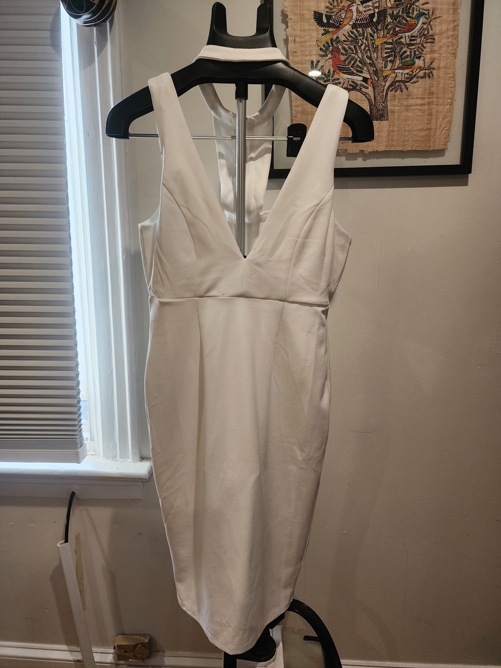 L'ATISTE White V-Neck Sleeveless Midi Sheath Dress